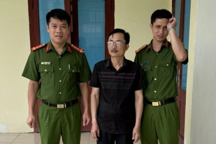 Lực lượng công an di lý đối tượng truy nã Hoàng Văn Bốn từ TP.HCM về Thanh Hóa để phục công tác điều tra. Ảnh: Dân Trí