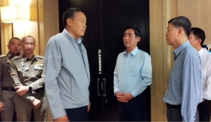 Thủ tướng Thái Lan Srettha Thavisin và Đại sứ Việt Nam tại Thái Lan Phạm Việt Hùng (thứ 4 từ trái sang) tại hiện trường vụ việc. Ảnh: TTXVN
