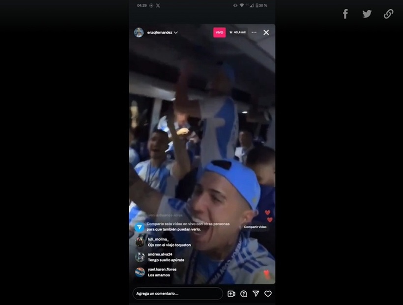 Enzo livestream và hát bài hát phân biệt chủng tộc. Ảnh: Báo Dân trí.