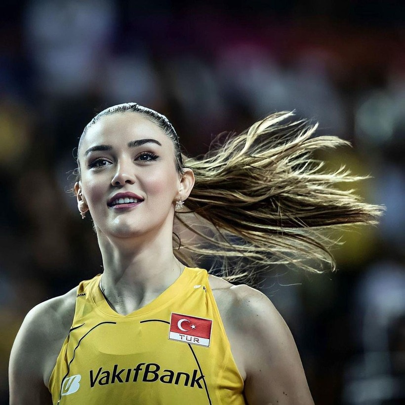 Gunes gia nhập đội trẻ của CLB VakıfBank khi mới chỉ 12 tuổi và lập tức cho thấy tiềm năng khi 2 lần được bầu là cầu thủ xuất sắc nhất. Cô chính thức xuất hiện tại đội 1 vào năm 2016 và cùng đội nhà giành được 14 danh hiệu lớn nhỏ khác nhau. Tại giải vô địch thế giới các CLB, cô có 2 lần vô địch, 4 lần giành được danh hiệu VĐV xuất sắc.
