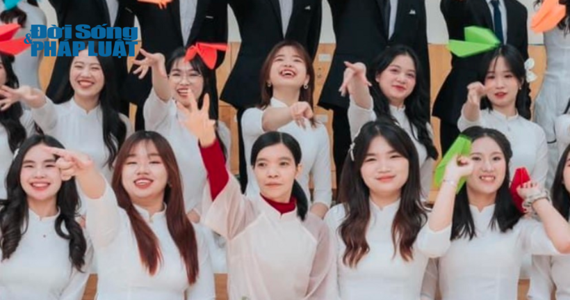 Cô Nguyễn Thu Huyền và các học sinh lớp 12A12