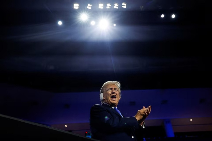 Ông Trump xuất hiện trước công chúng với chiếc băng gạc ở tai tại Đại hội toàn quốc Đảng Cộng hòa (RNC) ở thành phố Milwaukee, bang Wisconsin. Ảnh: Reuters