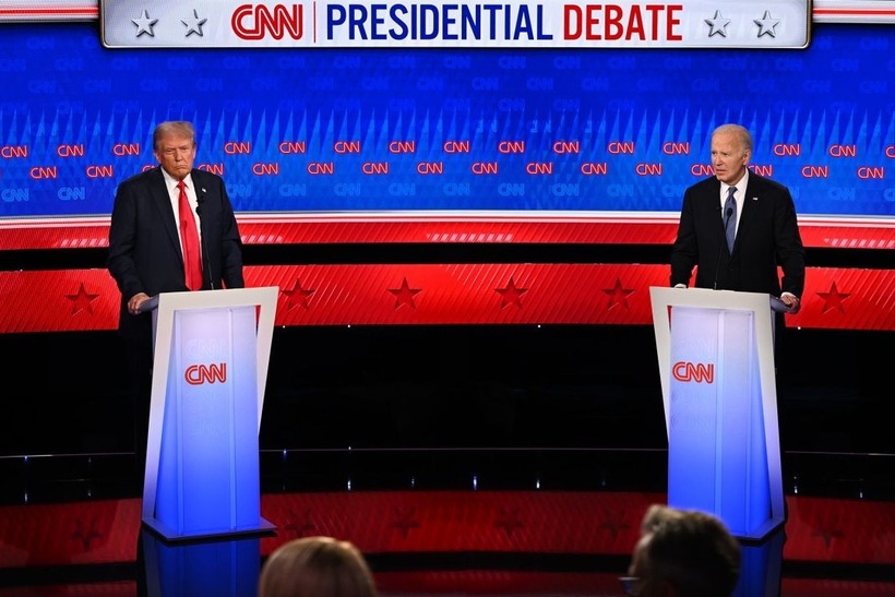 Ông Biden (phải) và ông Trump trong một cuộc tranh luận trực tiếp trên truyền hình. Ảnh: CNN