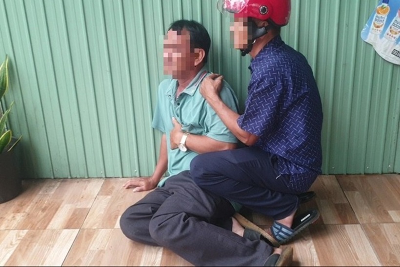 Nghẹn lòng cảnh cha khóc ngất tại hiện trường con trai tử vong do tai nạn. Ảnh: Người lao động