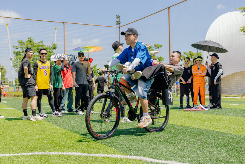 Anh Tài Tự Long và Anh Tài Đinh Tiến Đạt cùng nhau vui đùa
