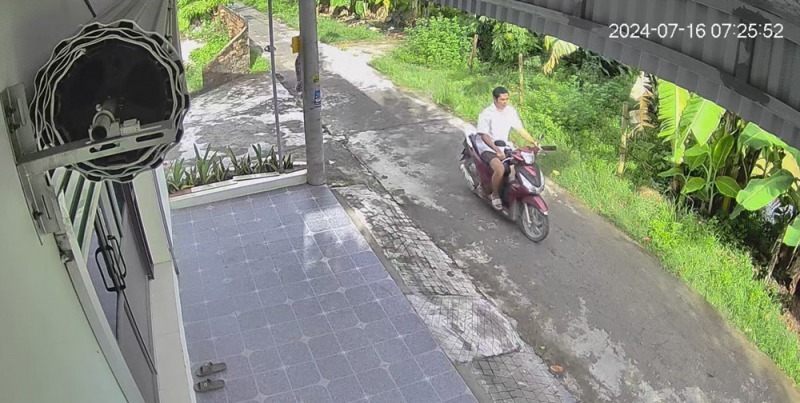 Hình ảnh đối tượng Bùi Như Thắng bị camera của một số hộ dân ghi lại. Ảnh: Công an nhân dân