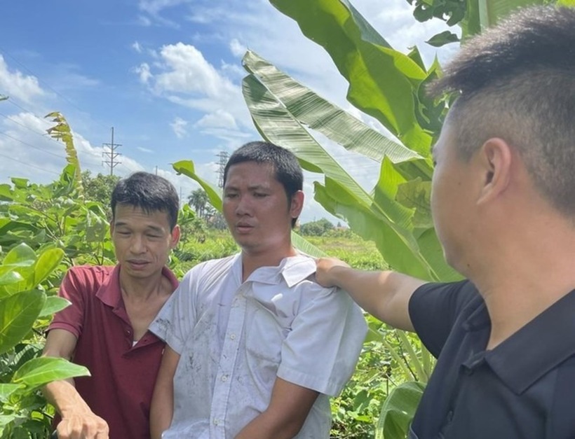 Đối tượng Thắng (áo trắng) bị bắt giữ. Ảnh: An ninh Thủ đô