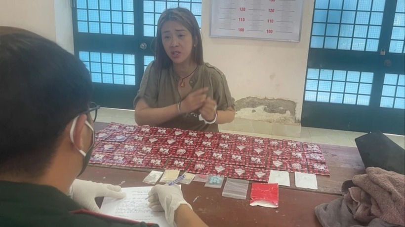 "Hotgirl" giấu ma túy vào áo ngực để mang về Việt Nam. Ảnh: Báo Pháp luật TP.HCM