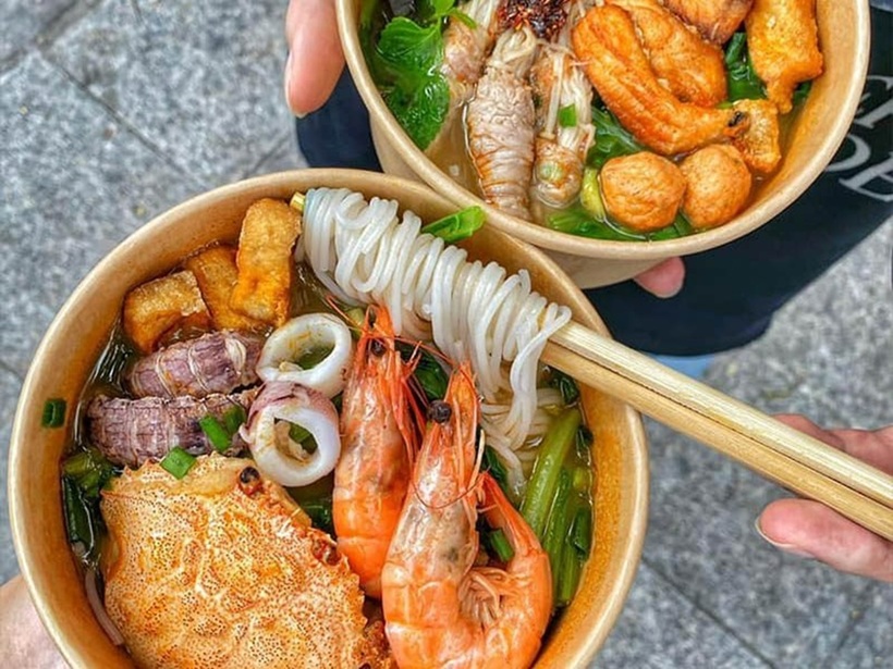 Khi thưởng thức bún hải sản, bạn nên ăn kèm với rau sống, chanh, ớt và mắm tôm để tăng thêm hương vị.