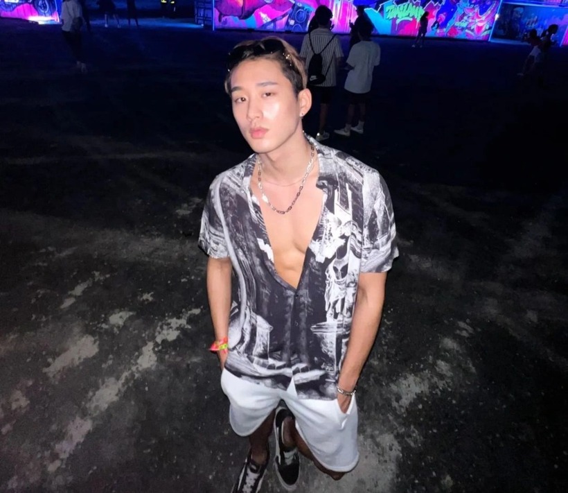 Tủ đồ của nam VĐV không có nhiều màu sắc, chủ yếu mang tông trung tính. Quần áo anh chọn thường loại bỏ những chi tiết phức tạp. Anh thường kết hợp với đồng hồ, kính râm và túi hiệu để tạo điểm nhấn.