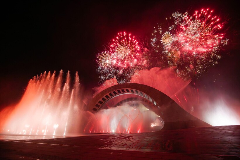 Show diễn đa phương tiện Kiss of the Sea - Nụ hôn của biển cả là một trong những trải nghiệm ấn tượng nhất tại Phú Quốc với pháo hoa nghệ thuật hàng đêm