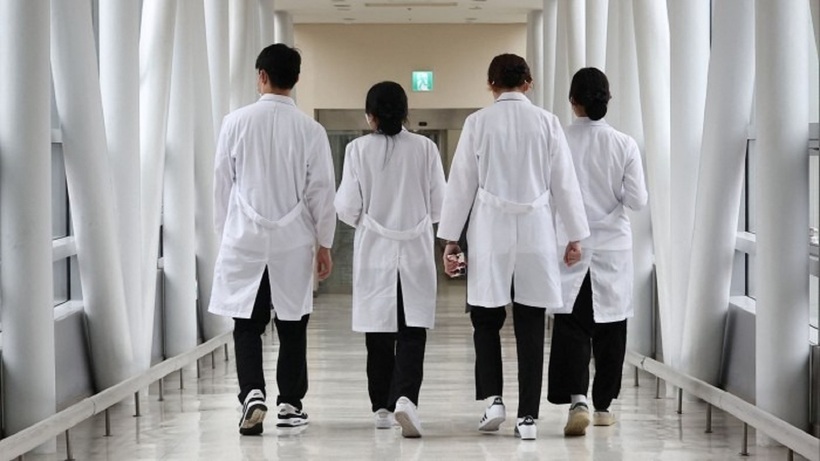 Các bác sĩ nội trú tại Hàn Quốc tiếp tục nghỉ việc bất chấp cảnh báo của chính phủ. Ảnh: Reuters.