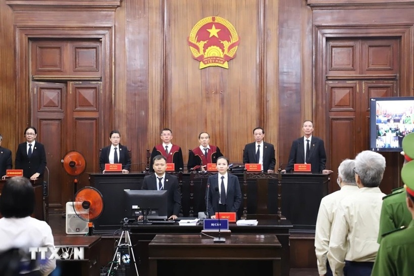 Phiên tòa do thẩm phán Huỳnh Văn Trực (Phó Chánh tòa Hình sự TAND TPHCM) làm chủ tọa, ngoài ra còn có 1 thẩm phán và 3 hội thẩm nhân dân.