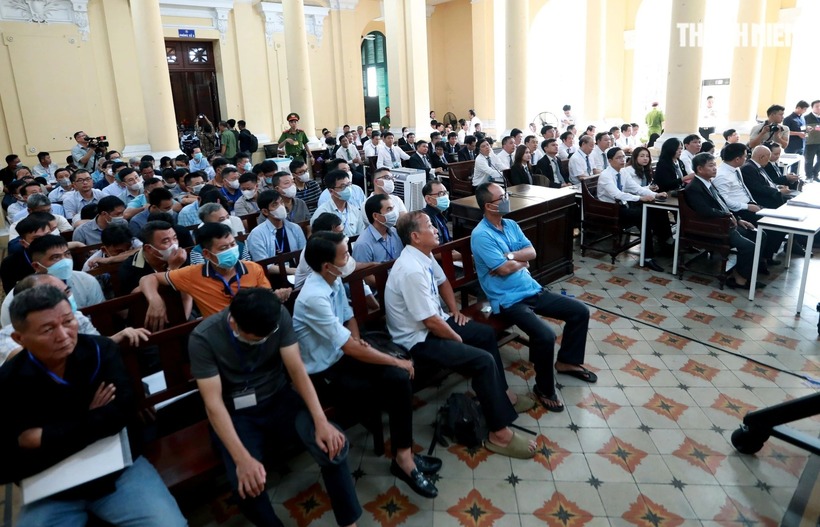 Do số lượng bị cáo và người tham gia đặc biệt đông, tòa sử dụng 2 phòng xử lớn và trưng dụng thêm khu vực hành lang xung quanh để kê thêm bàn ghế. Tòa cũng bố trí màn hình lớn trong và ngoài phòng xử cho người dự khán theo dõi.