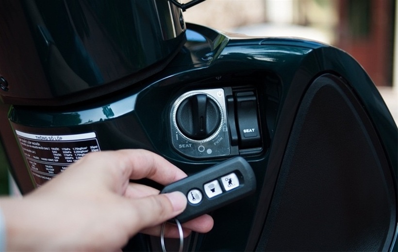 Khi dừng đèn đỏ, có nên tắt máy không?