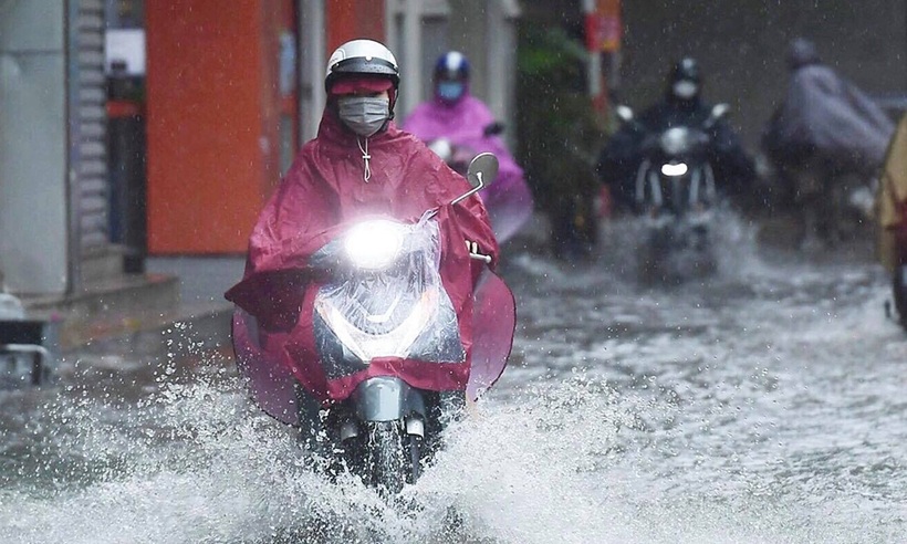 Không bật đèn xe khi trời mưa tối có thể bị xử phạt?