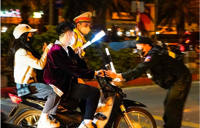 Người điều khiển xe gắn máy có được lắp đặt còi xe ô tô.