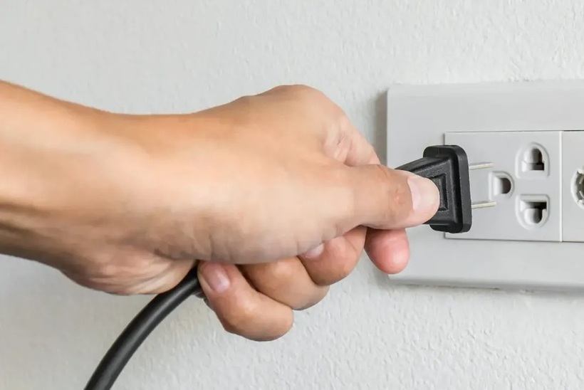 Phích cắm điện dẹt có hai lỗ tròn để làm gì?