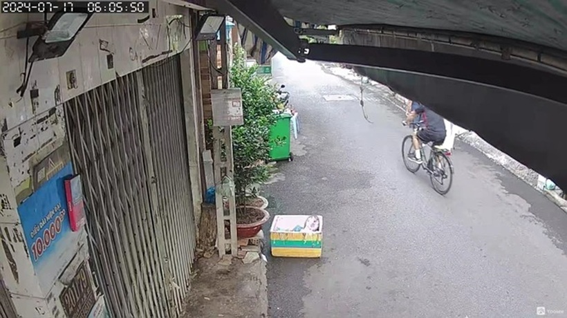 Hình ảnh ông Sinh đạp xe trên đường. Ảnh: Công an TP.HCM