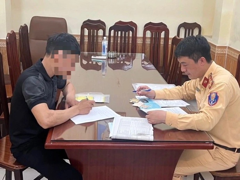 CSGT Hà Nội làm việc, lập biên bản tài xế ôtô bán tải
