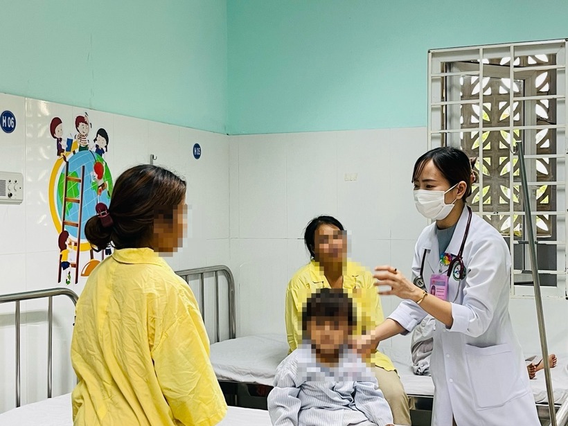 Bệnh viện đa khoa tỉnh Kon Tum đang tiến hành điều trị cho cháu Y.L. vì uống nhầm chất tẩy rửa. Ảnh: Báo Thanh Niên