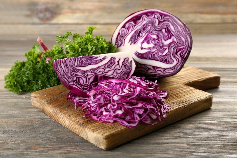 Bắp cải tím chứa hàm lượng anthocyanin cao, một loại chất chống oxy hóa mạnh mẽ. Ảnh minh họa