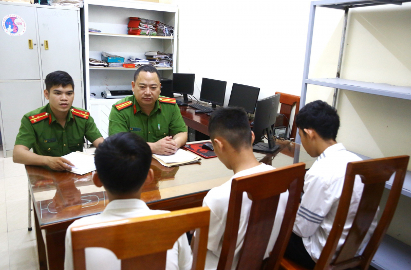 Công an tiến hành triệu tập 3 học sinh để giáo dục. (Ảnh: Công an)