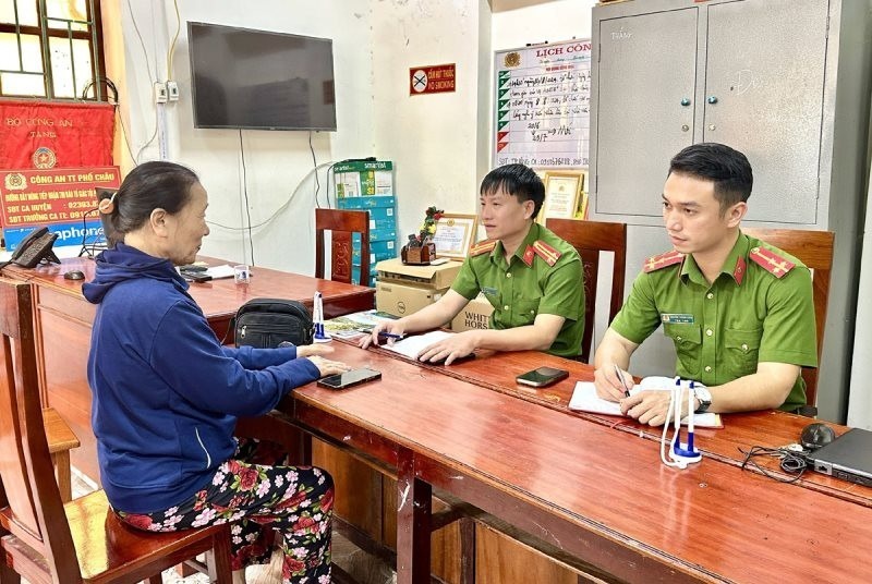 Bà Nguyễn Thị L. được cán bộ Công an thị trấn Phố Châu giải thích và ngăn chặn chuyển gần 1 tỷ đồng. Ảnh: Đại Đoàn Kết