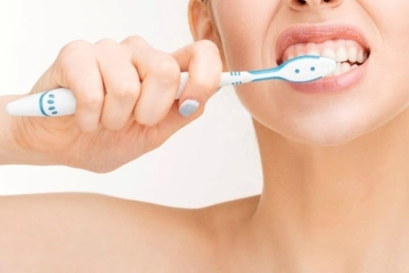 Thói quen đánh răng chỉ 1 lần mỗi ảnh hưởng xấu đến sức khỏe răng miệng.