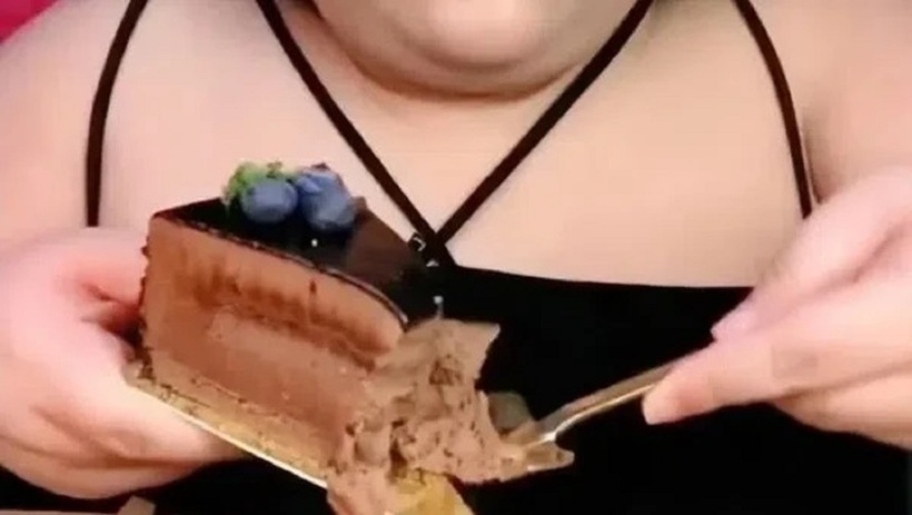 Xiaoting trong buổi phát trực tiếp mukbang của mình. Ảnh: China News.