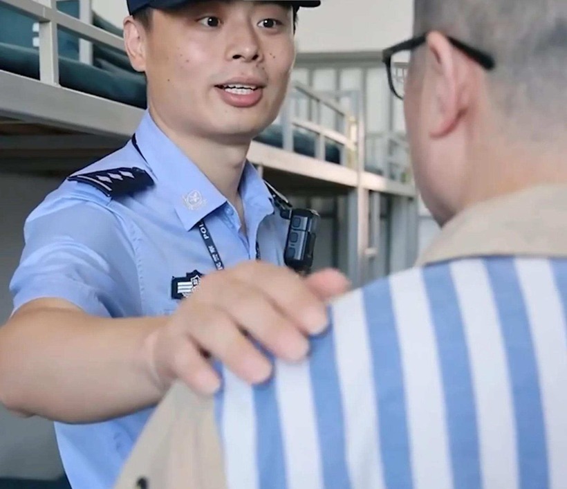 Người cha hào hứng chia sẻ tin vui với cai ngục và họ cho phép ông gọi thêm một cuộc điện thoại để nói chuyện với con trai. Ảnh: SCMP