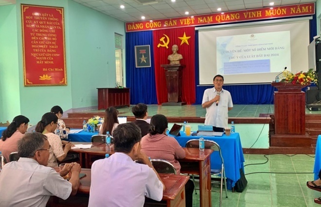 Luật gia Nguyễn Thanh Tùng - Phó Chủ tịch Hội Luật gia tỉnh Bình Dương báo cáo trước Hội nghị.