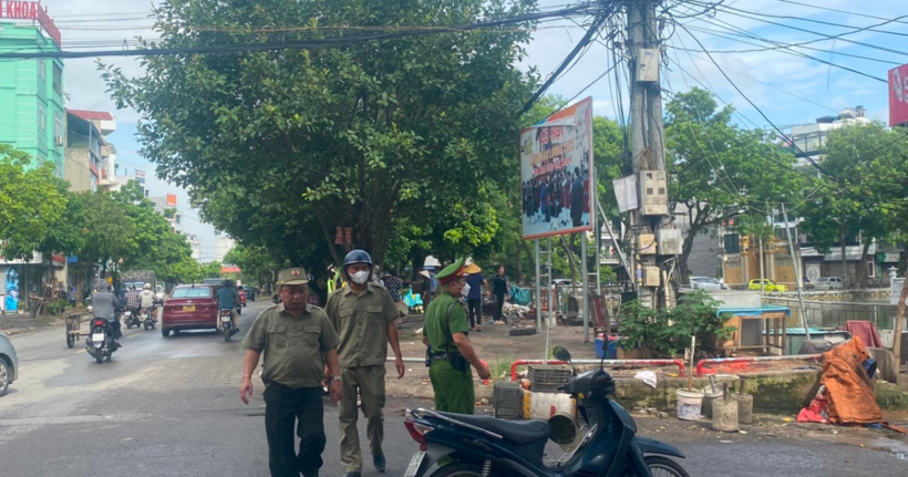 Việc buôn bán lấn chiếm vỉa hè gây mất an toàn giao thông, mỹ quan đô thị.