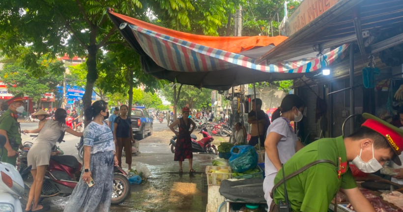 Tình trạng buôn bán lấn chiếm vỉa hè ở khu vực chợ Mậu Lương.