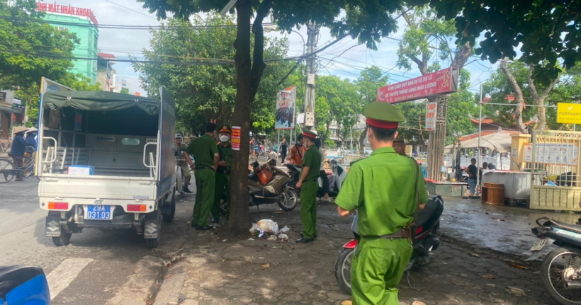 Thời gian tới, Đội CSGT - TT Công an quận Hà Đông phối hợp với các đơn vị chức năng kiên quyết xử lý nghiêm hành vi buôn bán cố tình lấn chiếm lòng, lề đường.