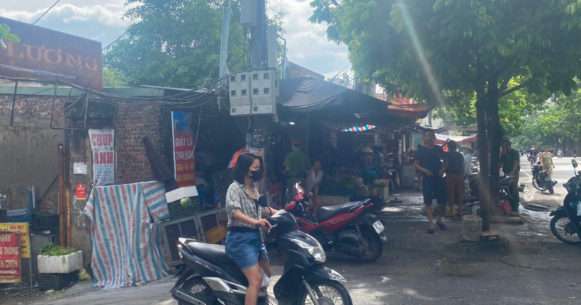 Trong buổi ra quân, tổ công tác tuyên truyền vận động người dân chấp hành, không lấn chiếm vỉa hè.
