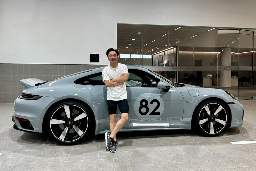 Porsche 911 Sport Classic của Nguyễn Quốc Cường có chi tiết nhận diện riêng là số 82 trên phần cửa xe, con số này đại diện cho năm sinh của chủ xe.