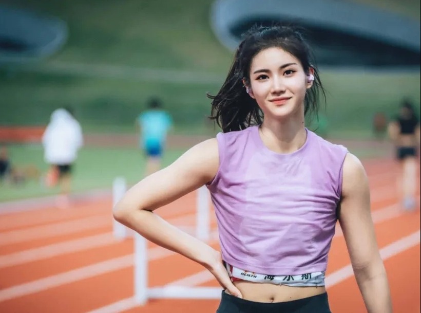 Theo dữ liệu của Liên đoàn điền kinh thế giới, Hạ Tư Ngưng sinh ngày 15/08/2003 và là thành viên của đội điền kinh Thiệu Dương, tỉnh Hồ Nam, Trung Quốc.