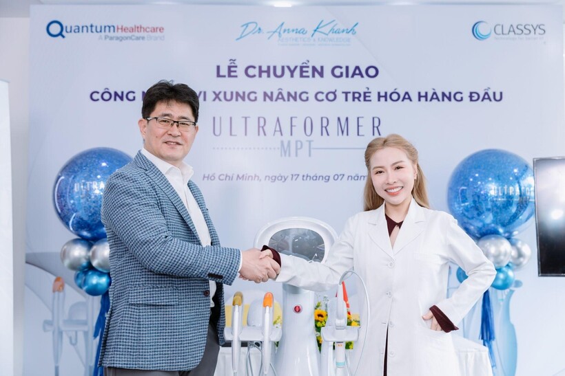 Bác sĩ Ngô Kiều Khanh - Đại diện Dr. Anna Khanh và ông Lee Hyun Jae - Đại diện công ty Quantum Healthcare Việt Nam, nhà phân phối độc quyền thương hiệu Ultraformer MPT tại Việt Nam.