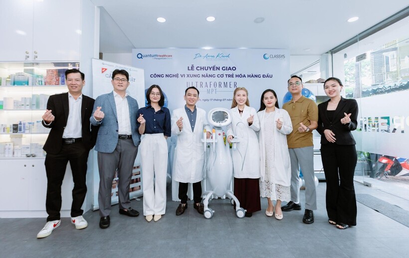 Bác sĩ Ngô Kiều Khanh và các bác sĩ tại Dr. Anna Clinic chụp ảnh cùng đội ngũ Công ty Quantum Healthcare Việt Nam.