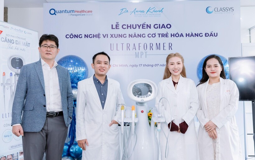Bác sĩ Ngô Kiều Khanh và đội ngũ bác sĩ giàu kinh nghiệm tại Dr. Anna Khanh Clinic chụp ảnh cùng ông Lee Hyun Jae - Đại diện Công ty Quantum Healthcare Việt Nam.