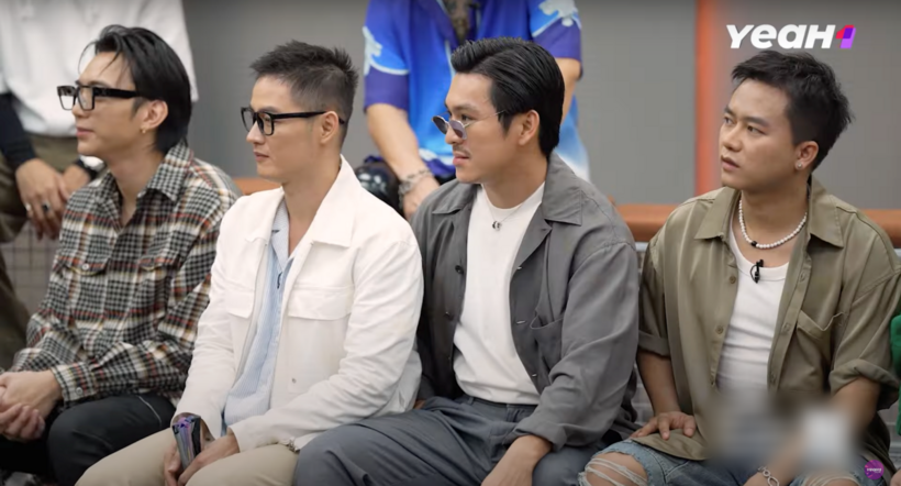 Các anh tài ngồi nghe MC công bố luật chơi.