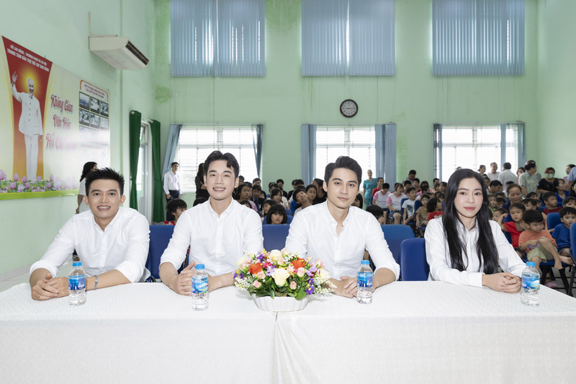 Không hẹn mà gặp, “mỹ nam văn võ song toàn”, “thầy giáo oppa”, bác sĩ đa khoa cùng diện sơ mi trắng phối cùng quần jean xanh.