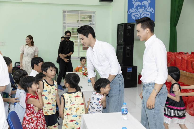 Nhìn các bé được bế, chơi đùa cùng Nam vương, 2 Á vương càng cho thấy sự ấm áp của top 3 Mr World Vietnam năm nay.