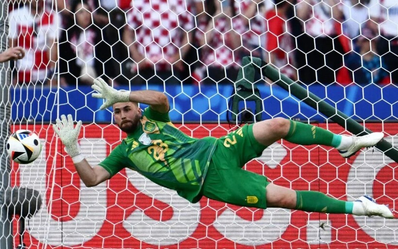 Thủ thành Unai Simon của đội tuyển Tây Ban Nha chấn thương cổ tay sau chức vô địch EURO 2024.