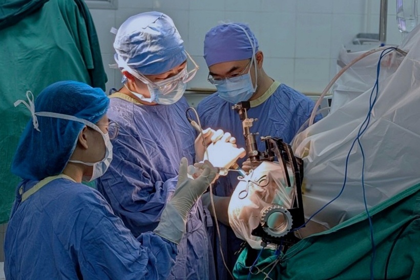 Các bác sĩ tiến hành ca phẫu thuật. Ảnh: VietNamNet