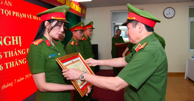 Trung tướng Nguyễn Văn Viện trao bằng khen cho các cá nhân có thành tích xuất sắc.