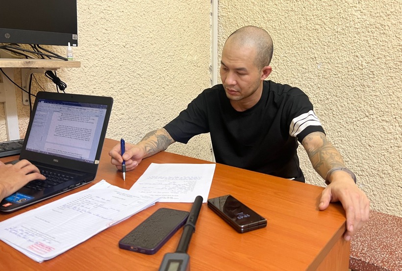 Cơ quan điều tra lấy lời khai của Đinh Xuân Sáng. (Ảnh: Công an)