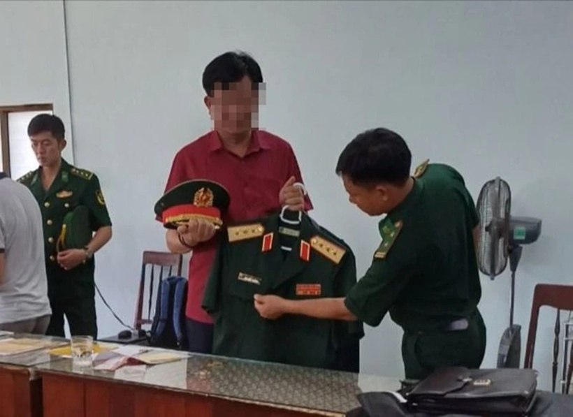 Ông Bùi Đức T. với bộ quân phục có quân hàm Thượng tướng giả. (Ảnh: PLO)
