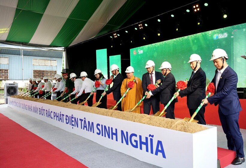 Các đại biểu thực hiện nghi thức khởi công Nhà máy đốt rác phát điện Tâm Sinh Nghĩa